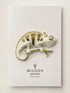 Брошь ручной работы Фарфор Булыгина «Хамелеон», бело-золотистая