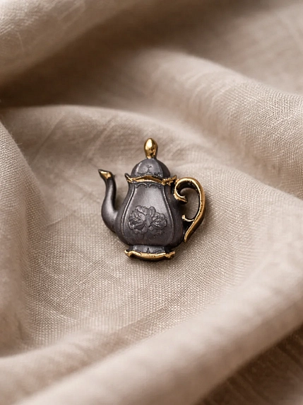 Брошь ручной работы Фарфор Булыгина «Кофейник», чёрно-золотистая, фото 4.