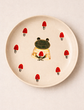 Тарелка ручной работы Ким керамика с бортиком Лягушка с мухоморами, белая, фарфор, 16 см