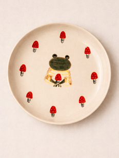 Тарелка ручной работы Ким керамика с бортиком Лягушка с мухоморами, белая, фарфор, 16 см
