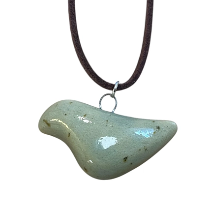 Чокер ручной работы Ceramission «Птичка» на замшевом шнурке, бежево-коричневый, керамика, фото 1.