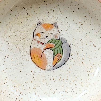 Пиала ручной работы «Котик с клубочком», розовая, керамика, 9 см, фото 2.