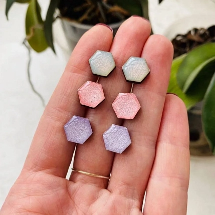 Серёжки-гвоздики Ручками-Ручками «Соты», дерево, гипоаллергенный сплав, розовые блёстки, фото 2.