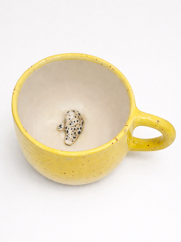 Кружка ручной работы с фигуркой внутри Тюлень, жёлтый, керамика, 400 мл, фото 1.