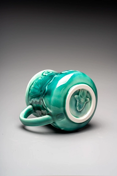 Кружка ручной работы Керамика Александры Пылиной «Лотос и карп», тёмно-зелёная, фарфор, 430 мл, фото 4.