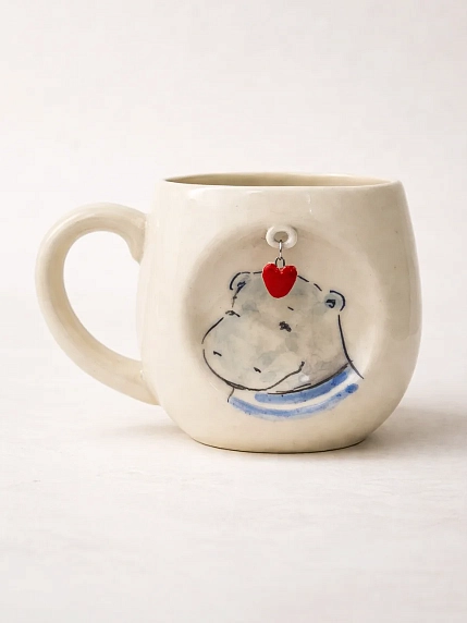 Кружка ручной работы НАДО ЖЕ с подвеской сердечком и росписью «Бегемот», белая, керамика, 250 мл, фото 1.