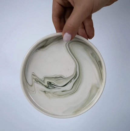 Блюдце ручной работы РУКИ В ГЛИНЕ «Зелёный мрамор», полуфарфор, 14 см, фото 3.