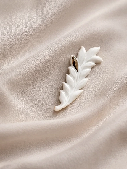 Брошь ручной работы Фарфор Булыгина «Веточка», бело-серебристая, фото 2.