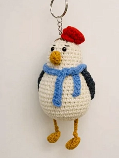 Вязаный брелок «Чайка» с голубым шарфиком