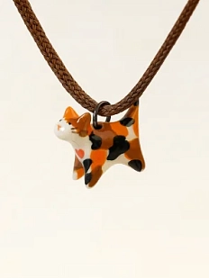 Подвеска ручной работы Боттери керамика «‎Трехцветный котик»‎, керамика