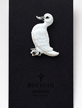 Брошь ручной работы Фарфор Булыгина «Уточка», бело-серебристая