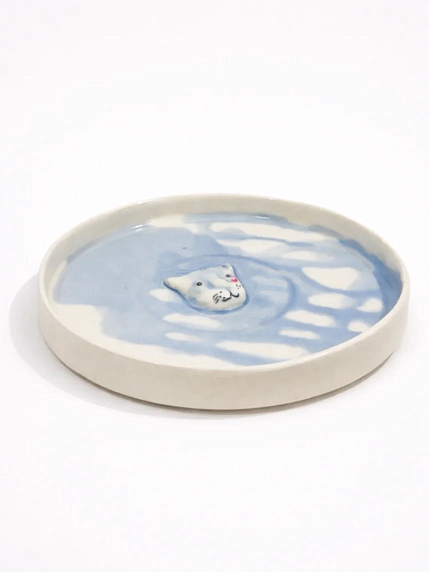 Тарелка ручной работы Мария Гордеева с фигуркой Котик, бело-синяя, полуфарфор, 18 см, фото 2.