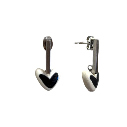 Серёжки-гвоздики Мария Гордеева Сердечки, на планке, керамика, чёрно-белые, фото 2.