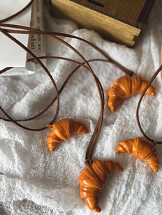 Подвеска ручной работы Счастливые истории «Круассан» на коричневой ленточке, полимерная глина