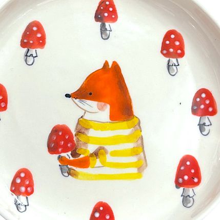 Тарелка ручной работы с бортиком Лисёнок с мухоморами, белая, фарфор, 13 см, фото 2.
