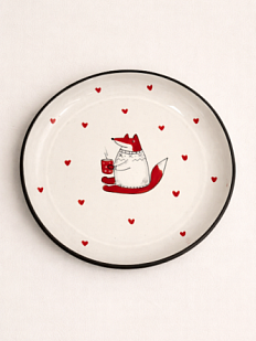 Тарелка ручной работы Ким керамика с бортиком и сердечками Лис в свитере с кружкой, белая, 17 см