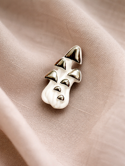 Брошь ручной работы Bulygin «Грибы», бело-серебристая, фарфор, фото 3.