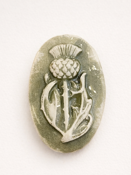 Брошь ручной работы Elizabeth Madar Чертополох, овальная, хаки, керамика, фото 1.