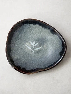 Тарелка ручной работы Кимбриа «Белый цветок», серая, керамика, 13 см