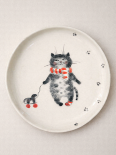 Тарелка ручной работы Ким керамика с бортиком Котёнок с лошадкой, белая, фарфор, 14 см