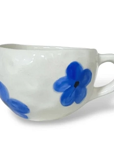 Кружка ручной работы Керамика Дарьи Карпиной «Синие цветы», белая, 350 мл
