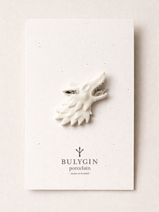Брошь ручной работы Bulygin «Волк», фарфор, бело-серебристая