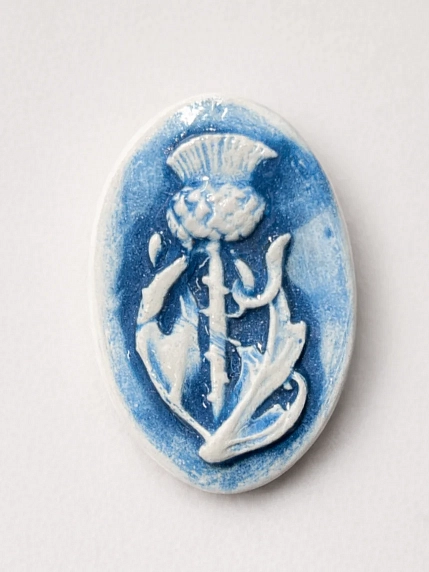 Брошь ручной работы Elizabeth Madar Чертополох, овальная, синяя, керамика, фото 1.