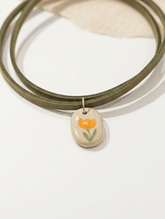 Чокер ручной работы «Тюльпан» на зелёном замшевом шнурке, керамика