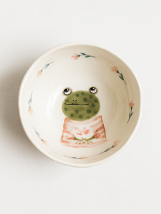 Пиала ручной работы с росписью внутри Лягушка с розовыми цветами, белая, фарфор, 10 см