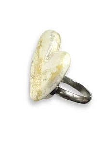 Кольцо ручной работы КерамЕлКа асимметричное «Сердечко», бежевое, керамика