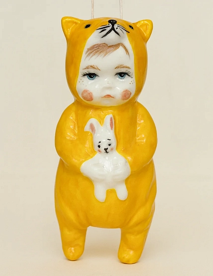 Ёлочная игрушка Ким керамика «Малыш в костюме лисы», 10 см, фарфор, фото 1.