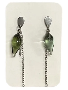 Серьги-гвоздики Керко с цепочкой темно-зеленые листочки, стекло