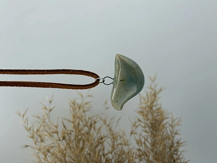 Чокер ручной работы Ceramission «Птичка» на замшевом шнурке, бежево-коричневый, керамика, фото 2.