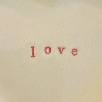 Тарелка ручной работы Ceramission в форме сердечка «Love», керамика, 14см, фото 2.