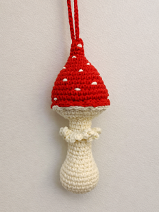 Вязаный брелок «Мухомор»