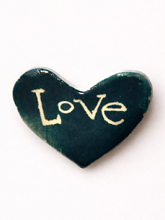 Брошь ручной работы сердечко Love, тёмно-синяя, керамика