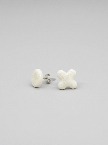 Ассиметричные серёжки-гвоздики «Цветок и кружок», белые перламутровые, фарфор, фото 1.