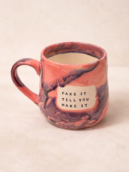 Кружка ручной работы Тата вытворяет/NF ceramics «Fake it till you make it», фиолетовая, керамика, 600 мл, фото 3.