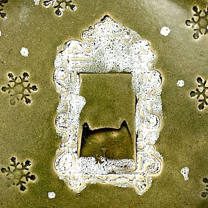 Тарелка круглая ручной работы «Котик в окне», керамика, 18 см, фото 2.