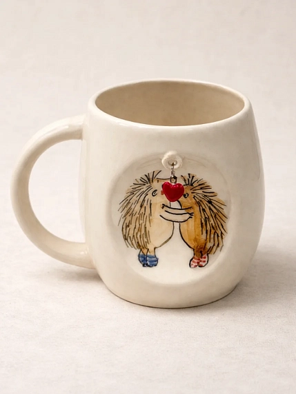 Кружка ручной работы НАДО ЖЕ с подвеской сердечком и росписью «Ёжики», белая, керамика, 300 мл, фото 2.