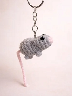 Вязаный брелок «Крыса», темно серый