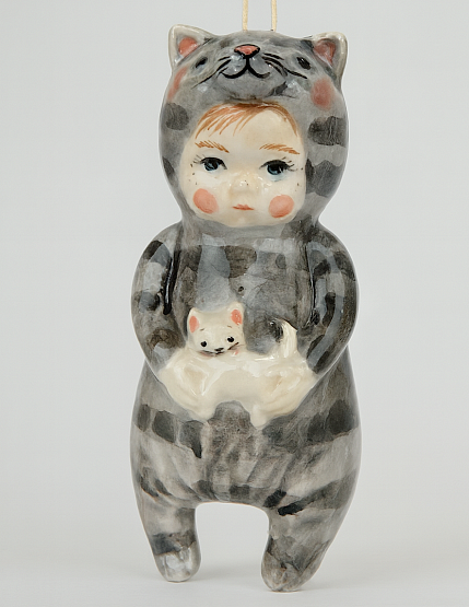 Ёлочная игрушка из фарфора «Малыш в костюме котика», 10 см, фото 1.