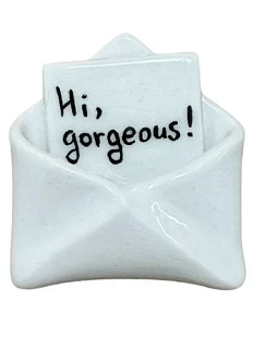 Магнит ручной работы конверт с надписью «Hi, gorgeous!», керамика