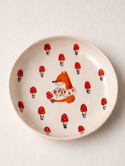 Тарелка ручной работы Ким керамика с бортиком Лисёнок с мухоморами, белая, фарфор, 16 см, фото 1.