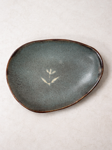 Тарелка ручной работы Кимбриа «Белый цветок», серая, керамика, 19 см