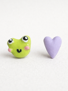 Серёжки-гвоздики Радость Рядом Лягушка и сиреневое сердечко, полимерная глина