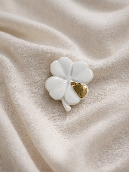 Брошь ручной работы Фарфор Булыгина «Клевер», бело-золотистая, фото 6.
