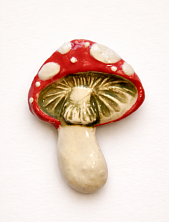 Брошь ручной работы Elizabeth Madar Мухомор, красная, керамика