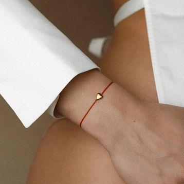 Браслет с золотым сердцем на красной нити, фото 1.