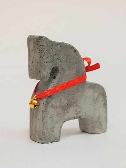 Бетонная статуэтка Легенда о розе «Лошадка», серая, фото 1.